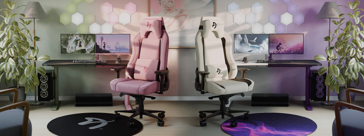 Dos setups gaming Arozzi a juego, uno en rosa y otro en blanco